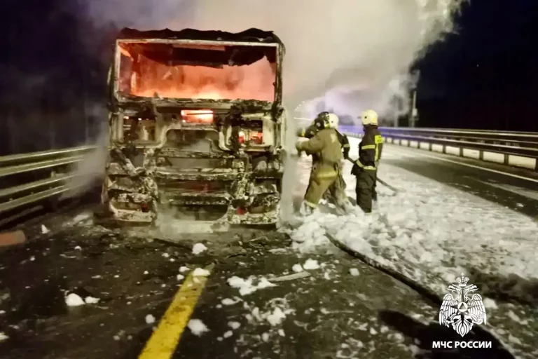 Фура сгорела на трассе М-11 в Тверской области