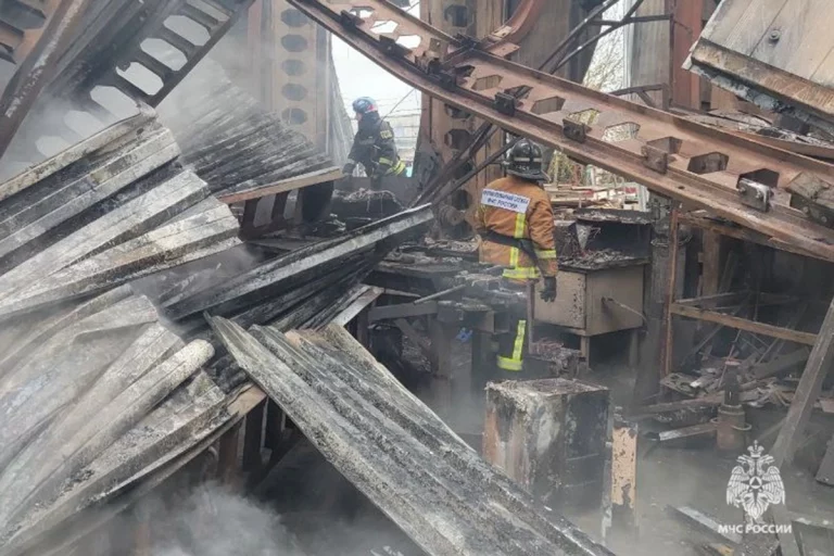 На тушении крупного пожара в Тверской области одному из огнеборцев досталось от своих коллег