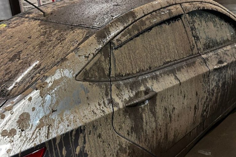 В Твери автомобиль залили цементом