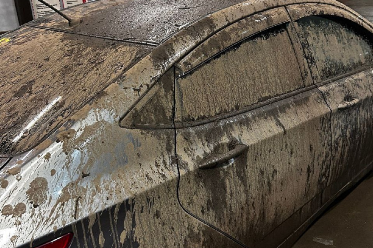 В Твери автомобиль залили цементом