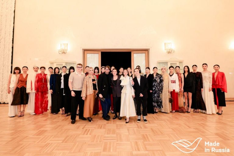 И в Пекине, и в Москве одновременно: мода «Торжокских золотошвей» объединяет и вдохновляет