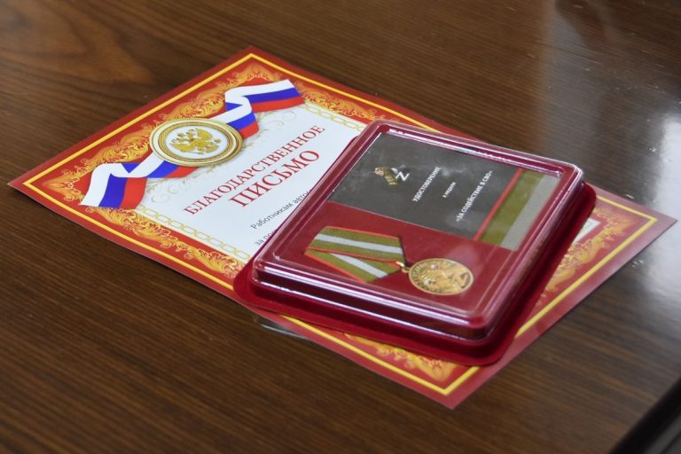 Трое жителей Вышнего Волочка получили награды за помощь участникам СВО