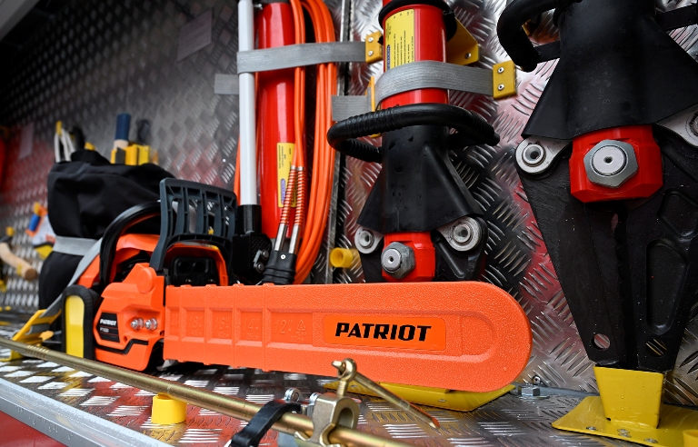 Виталий Королев вручил региональные награды и передал спецтранспорт спасателям Тверской области