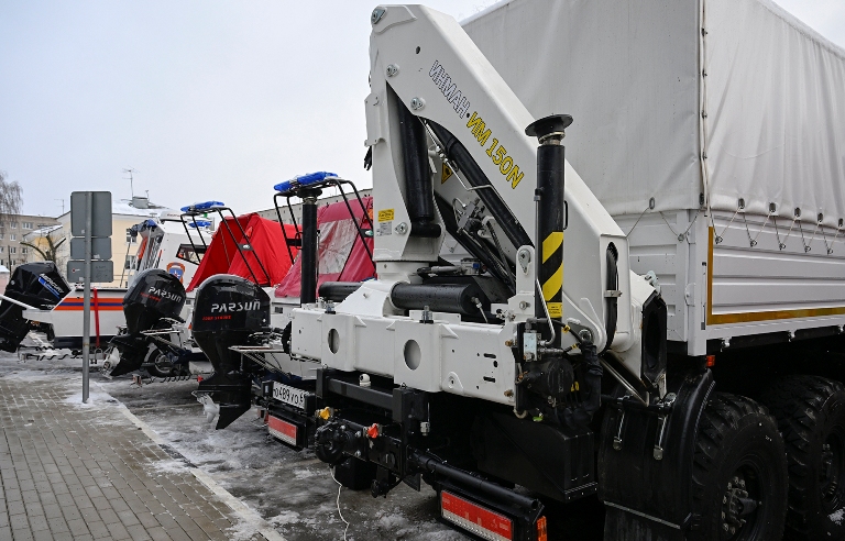 Виталий Королев вручил региональные награды и передал спецтранспорт спасателям Тверской области