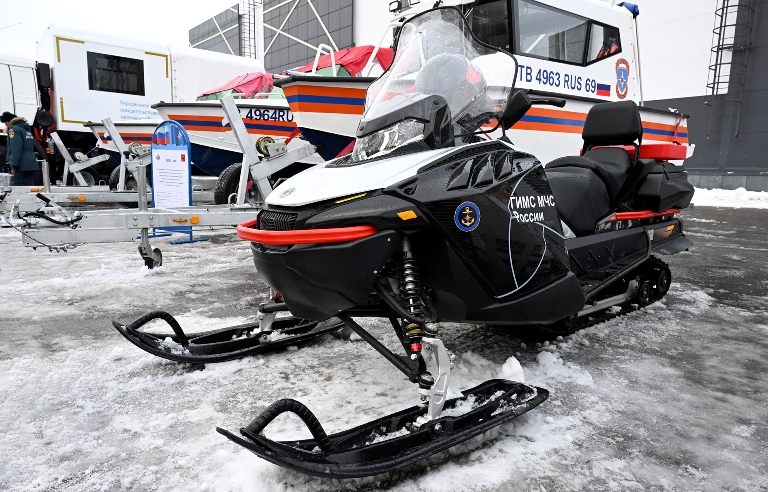 Виталий Королев вручил региональные награды и передал спецтранспорт спасателям Тверской области