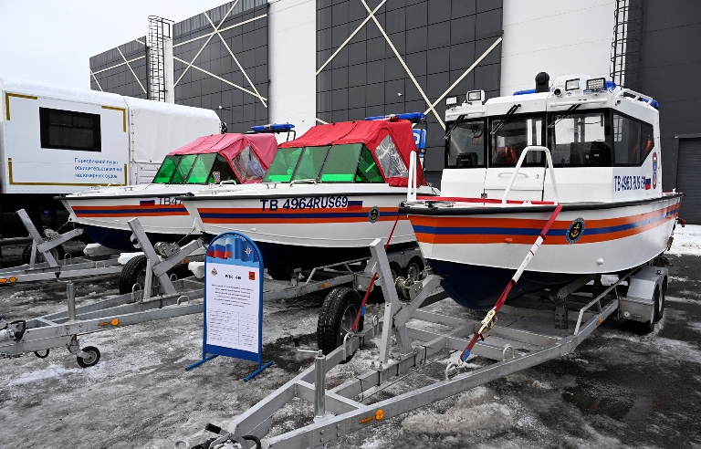 Виталий Королев вручил региональные награды и передал спецтранспорт спасателям Тверской области