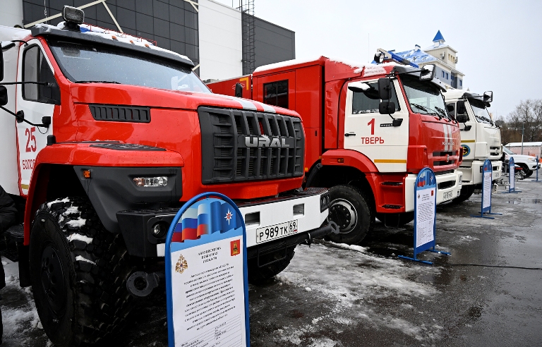 Виталий Королев вручил региональные награды и передал спецтранспорт спасателям Тверской области