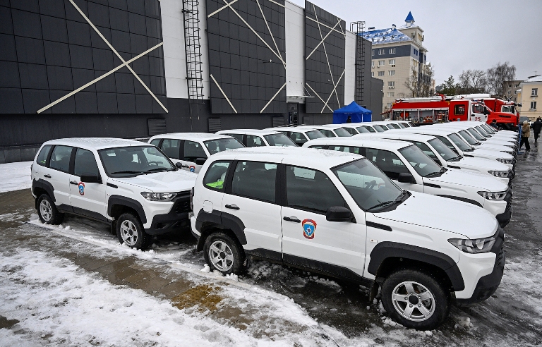 Виталий Королев вручил региональные награды и передал спецтранспорт спасателям Тверской области