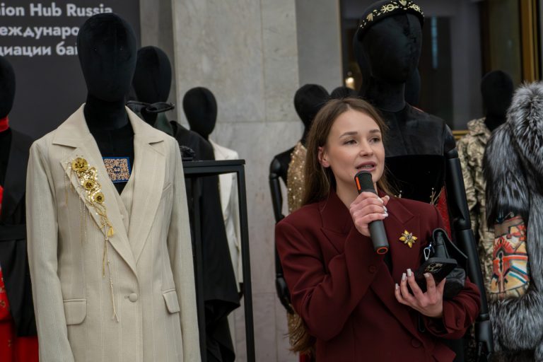 И в Пекине, и в Москве одновременно: мода «Торжокских золотошвей» объединяет и вдохновляет