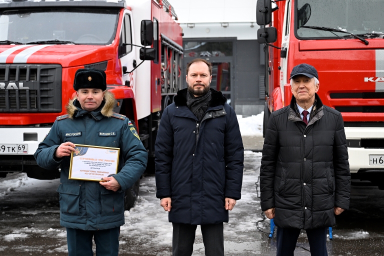 Виталий Королев вручил региональные награды и передал спецтранспорт спасателям Тверской области