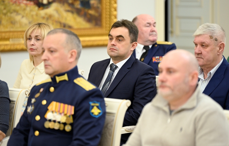 В День Конституции РФ Виталий Королев вручил государственные и региональные награды жителям Тверской области