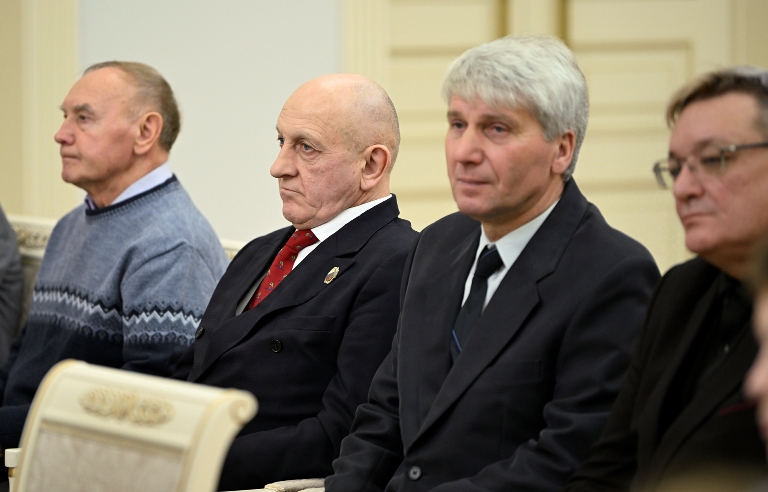 В День Конституции РФ Виталий Королев вручил государственные и региональные награды жителям Тверской области