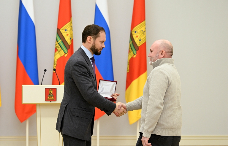 В День Конституции РФ Виталий Королев вручил государственные и региональные награды жителям Тверской области