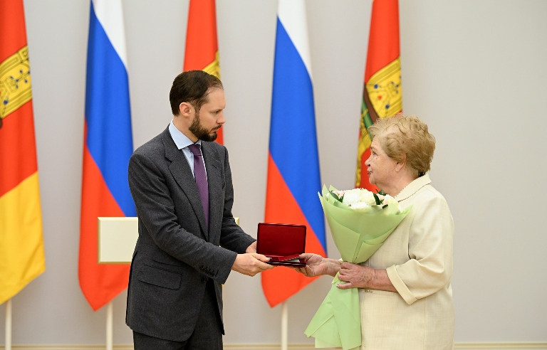 В День Конституции РФ Виталий Королев вручил государственные и региональные награды жителям Тверской области