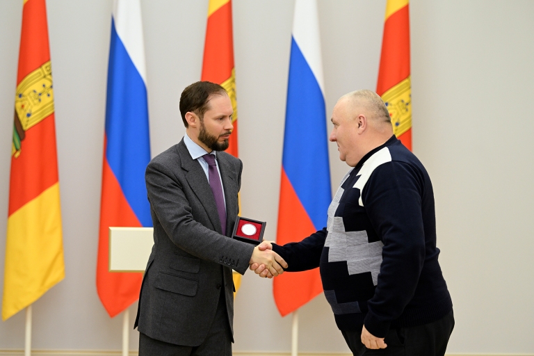 В День Конституции РФ Виталий Королев вручил государственные и региональные награды жителям Тверской области