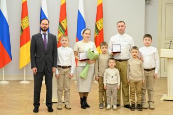 В День Конституции РФ Виталий Королев вручил государственные и региональные награды жителям Тверской области