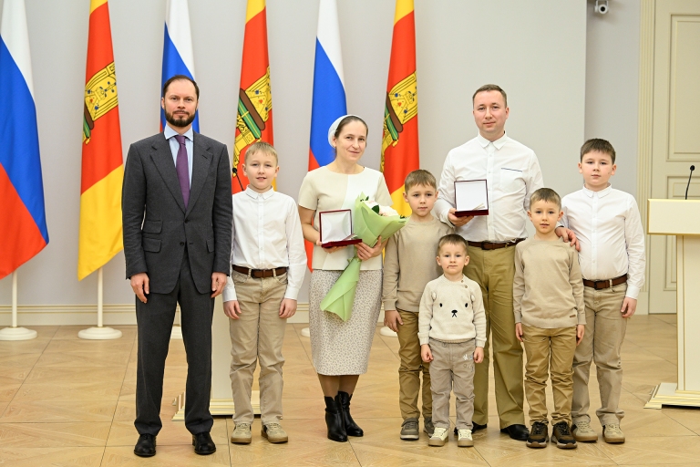 В День Конституции РФ Виталий Королев вручил государственные и региональные награды жителям Тверской области