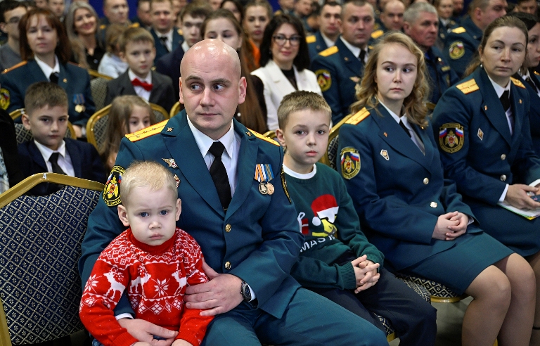 Виталий Королев вручил региональные награды и передал спецтранспорт спасателям Тверской области