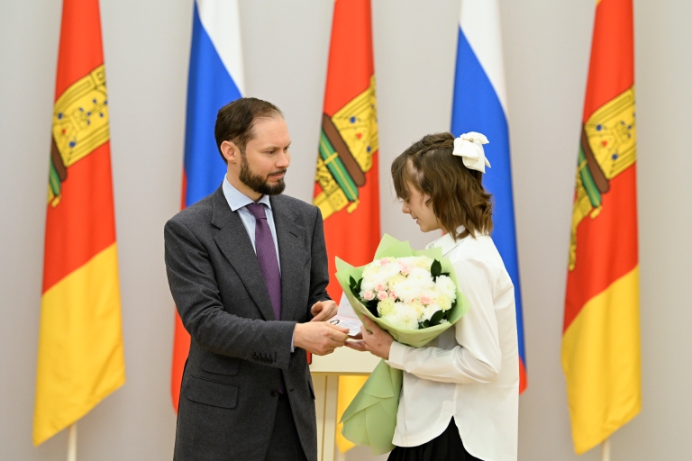 В День Конституции РФ Виталий Королев вручил государственные и региональные награды жителям Тверской области