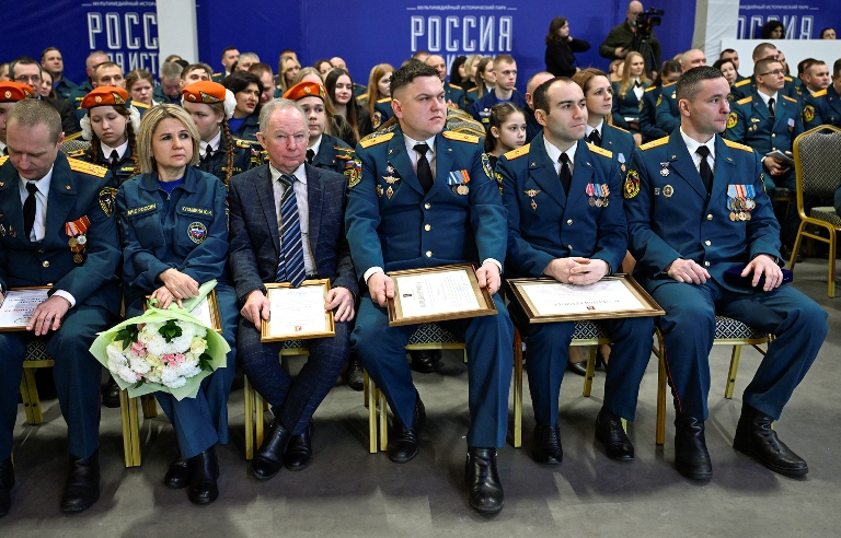 Виталий Королев вручил региональные награды и передал спецтранспорт спасателям Тверской области