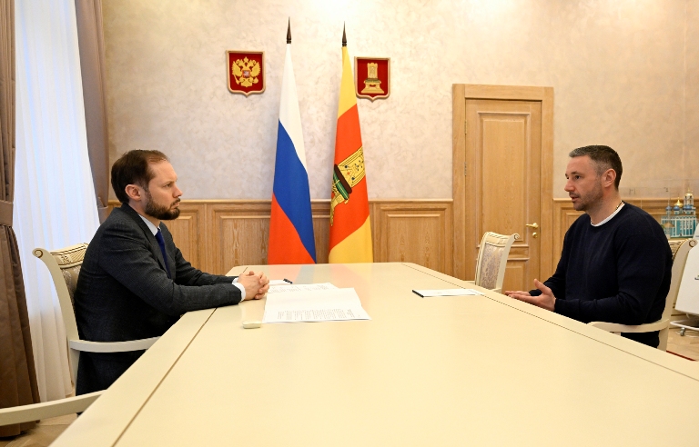 Виталий Королев вручил легендарному хоккеисту Илье Ковальчуку знак и удостоверение Почетного гражданина Тверской области