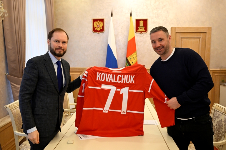 Виталий Королев вручил легендарному хоккеисту Илье Ковальчуку знак и удостоверение Почетного гражданина Тверской области