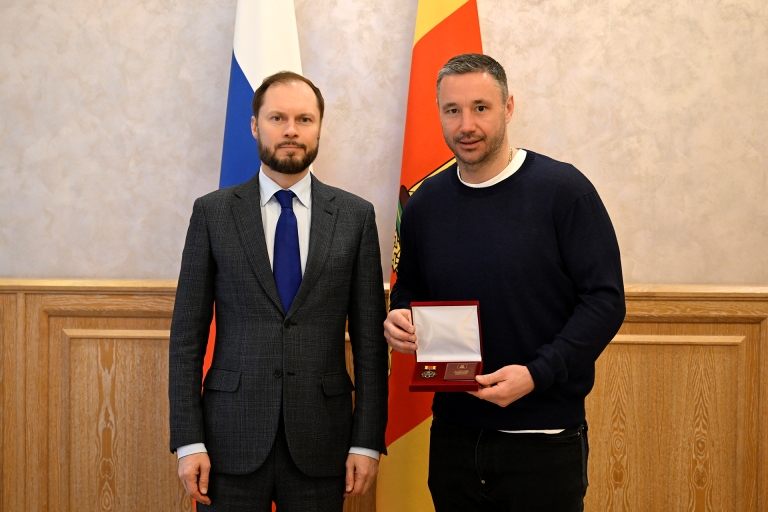 Виталий Королев вручил легендарному хоккеисту Илье Ковальчуку знак и удостоверение Почетного гражданина Тверской области