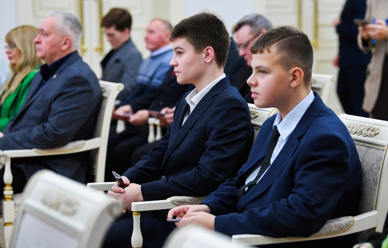 В День Конституции РФ Виталий Королев вручил государственные и региональные награды жителям Тверской области