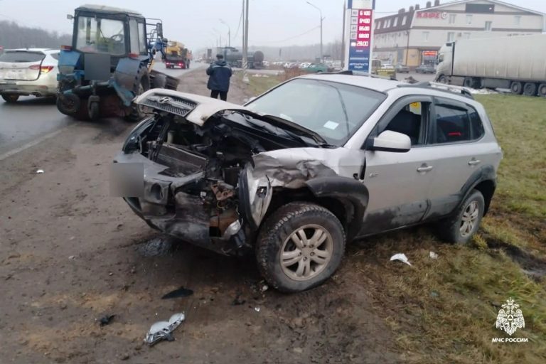 Грузовик и две легковушки столкнулись на М-10 в Тверской области