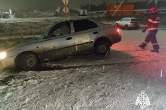 Легковушка съехала в придорожную канаву под Тверью Легковушка съехала в придорожную канаву под Тверью