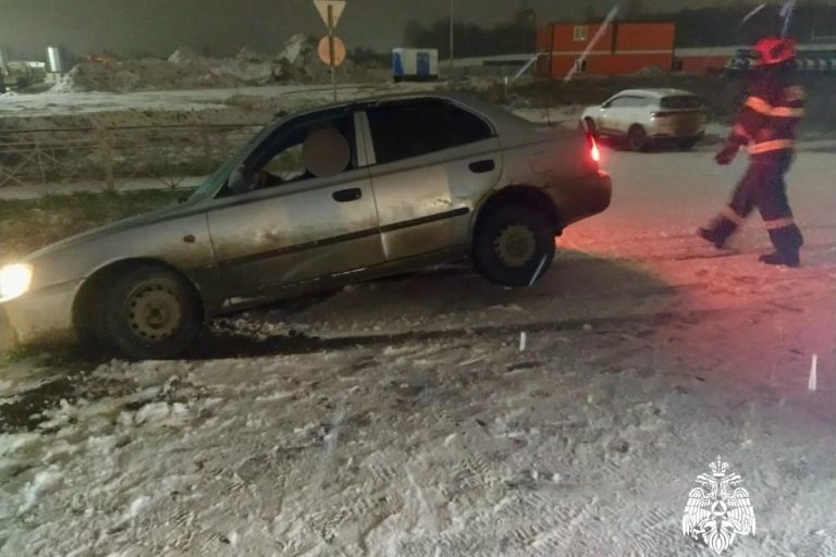 Легковушка съехала в придорожную канаву под Тверью