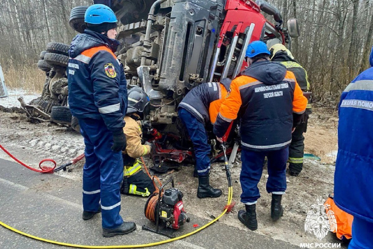 Грузовик опрокинулся в Тверской области