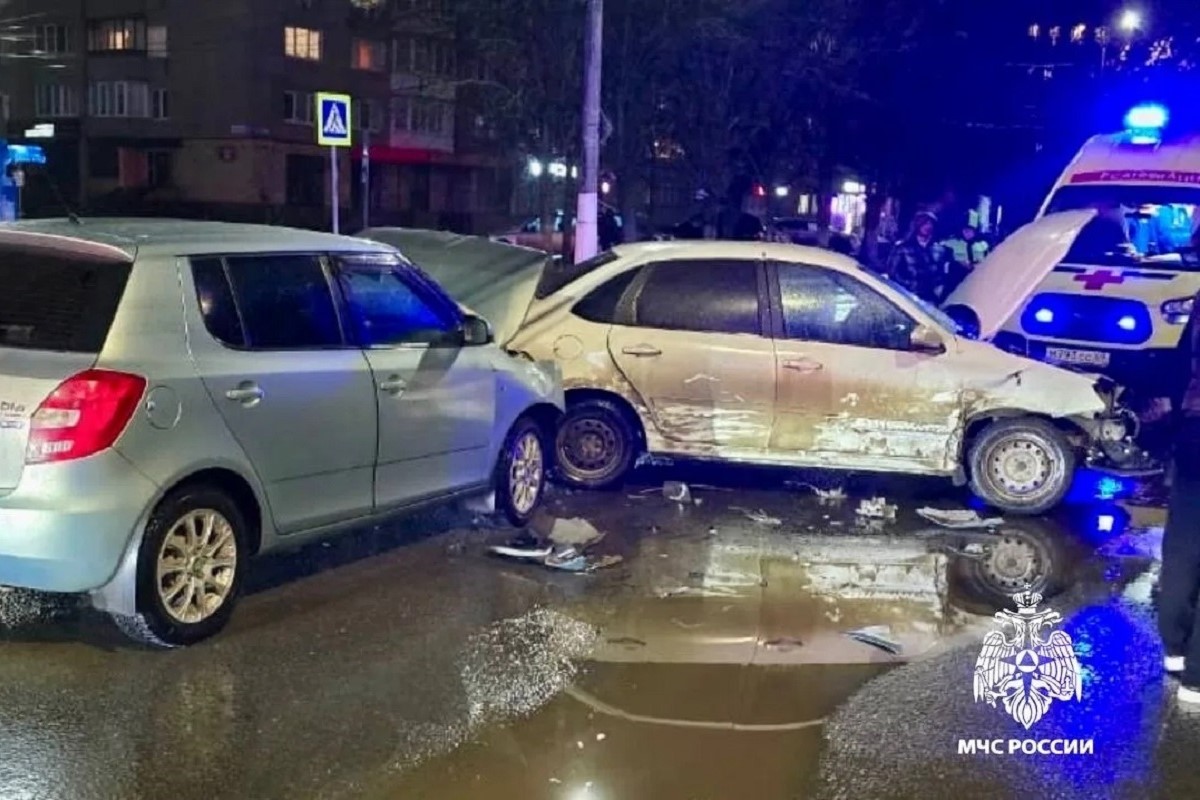 Легковушки столкнулись на перекрестке в Твери