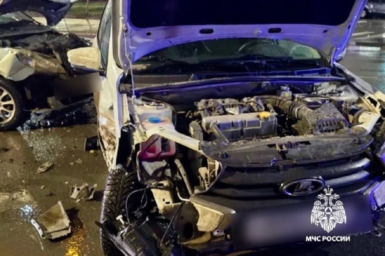 Легковушки столкнулись на перекрестке в Твери