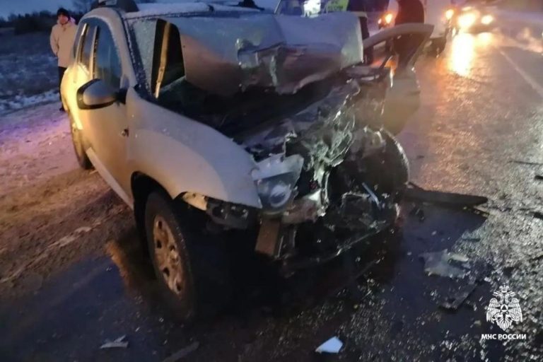 Трое пострадали в результате столкновения "Газели" и Renault в Тверской области