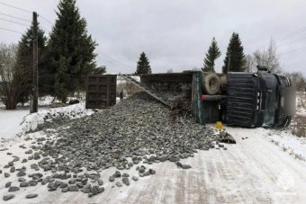 Самосвал с щебнем опрокинулся в Тверской области