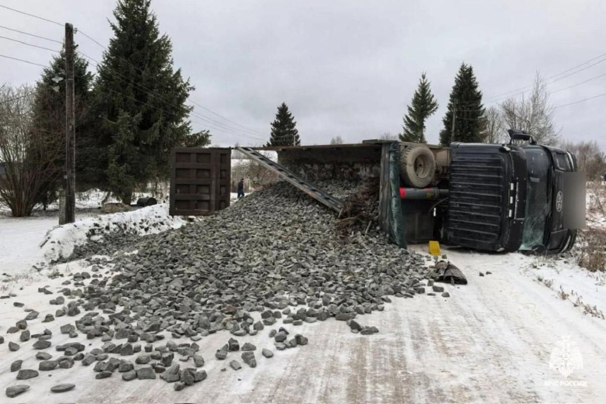 Самосвал с щебнем опрокинулся в Тверской области