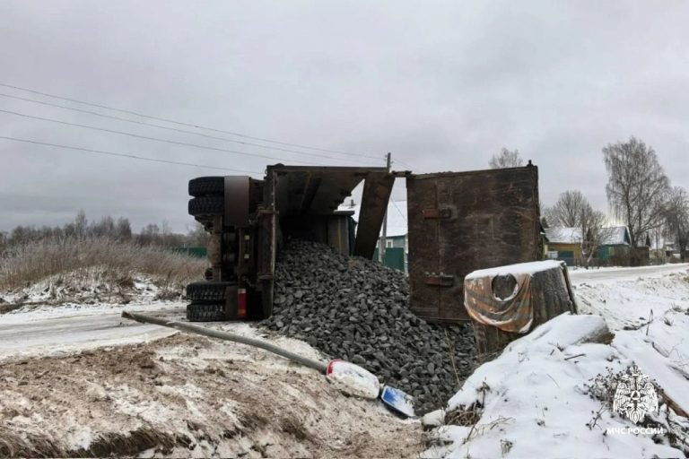 Самосвал с щебнем опрокинулся в Тверской области