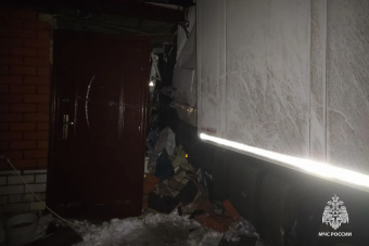 Фура въехала в жилой дом в Тверской области