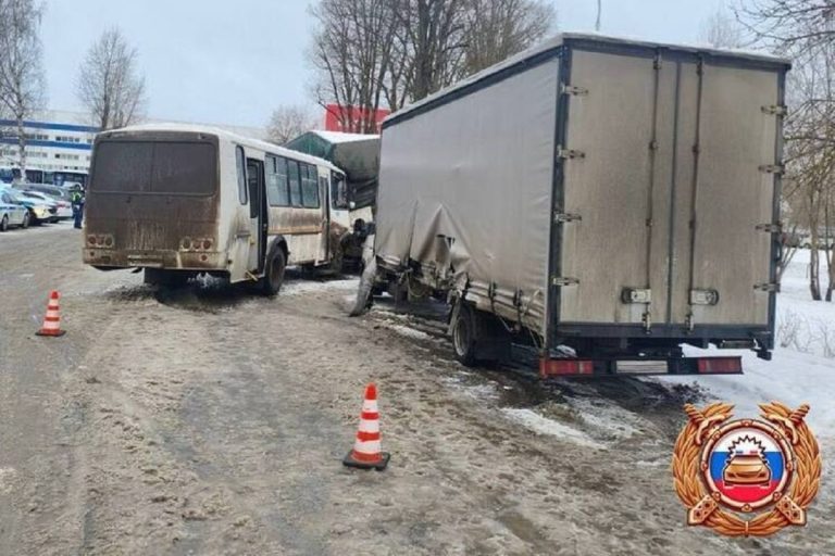 Опубликованы фото с места ДТП в Твери, в котором пострадали 8 человек