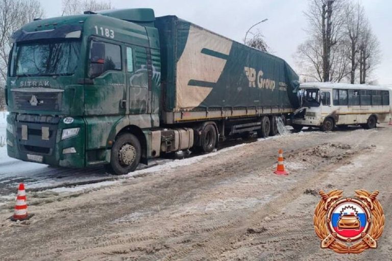 Опубликованы фото с места ДТП в Твери, в котором пострадали 8 человек