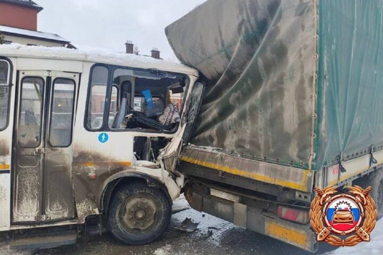 Опубликованы фото с места ДТП в Твери, в котором пострадали 8 человек