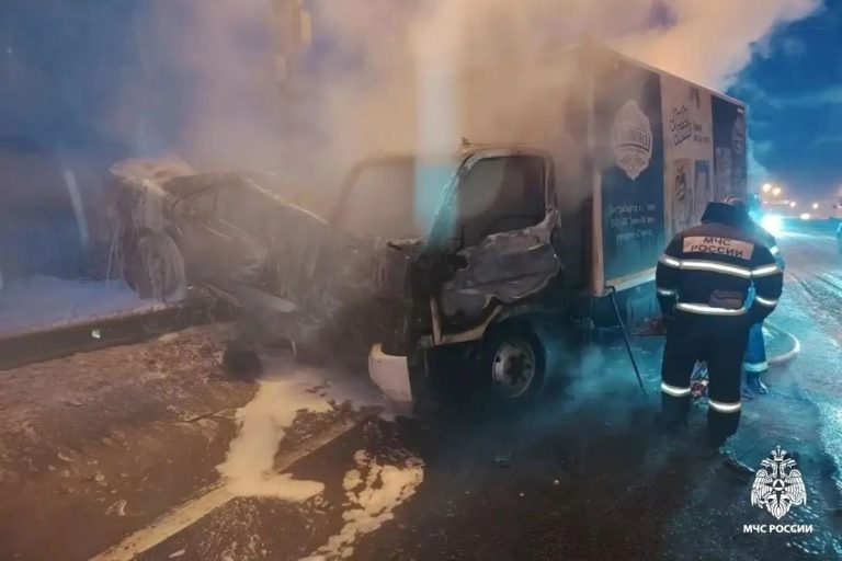 Легковушка загорелась после столкновения с грузовиком в Тверской области