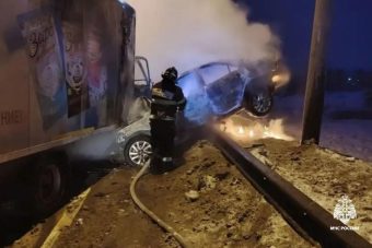 Легковушка загорелась после столкновения с грузовиком в Тверской области Легковушка загорелась после столкновения с грузовиком в Тверской области