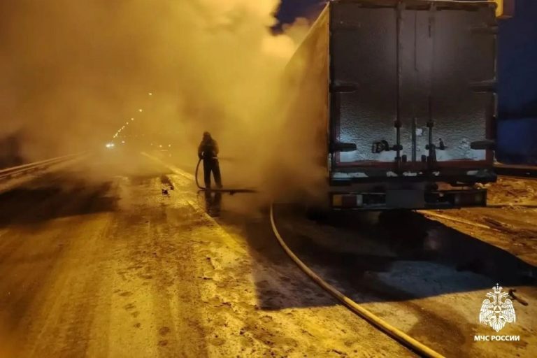 Легковушка загорелась после столкновения с грузовиком в Тверской области