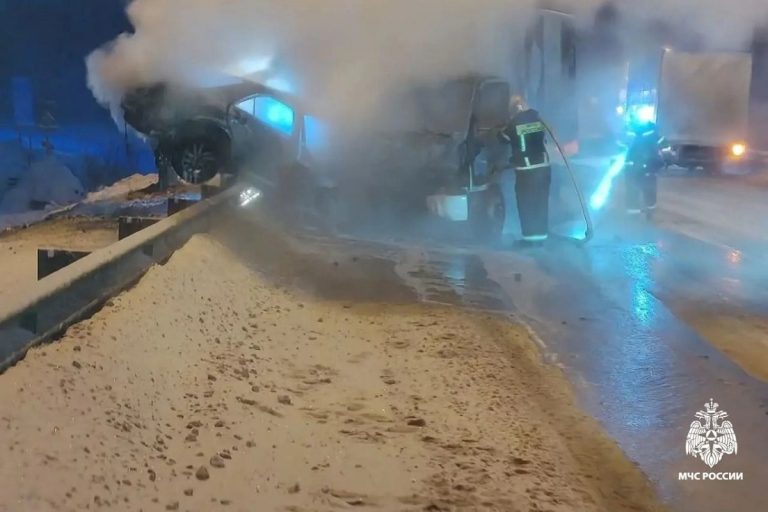 Легковушка загорелась после столкновения с грузовиком в Тверской области