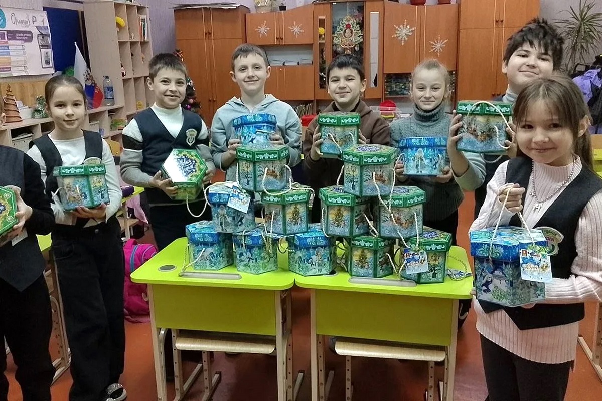 Из Твери в Бердянск к Новому году отправили сладкий груз