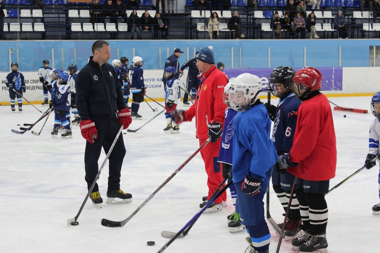 Виталий Королев вручил легендарному хоккеисту Илье Ковальчуку знак и удостоверение Почетного гражданина Тверской области