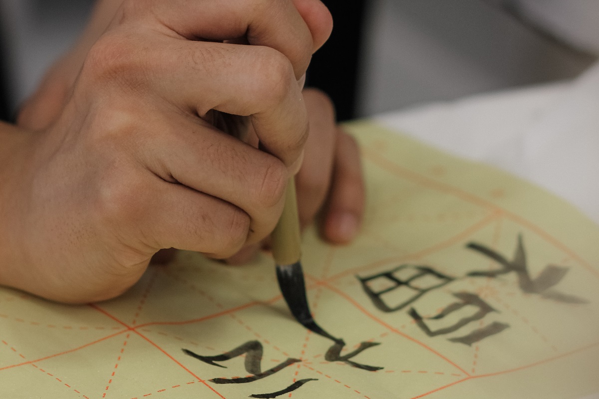 «Шифу учит»: в Твери открылась школа восточных языков и каллиграфии