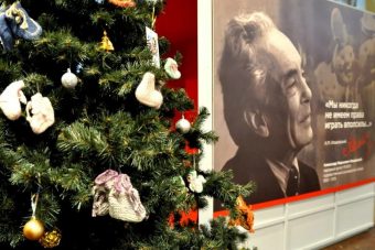 В тверском Театре кукол в преддверии новогодних праздников проходит благотворительная акция «Елка добра»